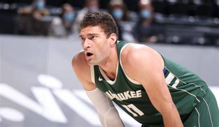 Brook Lopez scores 6 points in return to Bucks' lineup Monday against