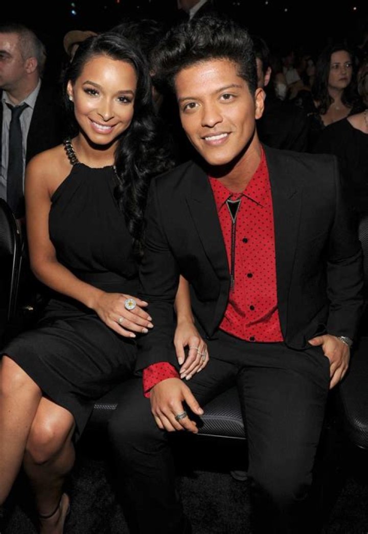 bruno mars and jessica caban pictures Bruno mars, White jeans outfit