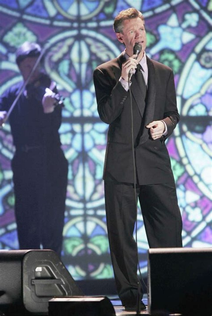Doctors Singer Randy Travis awake after stroke