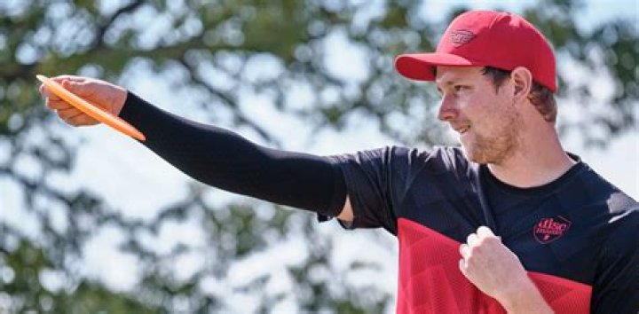 Simon Lizotte triumphs, fueled by DadPower Discmania Store