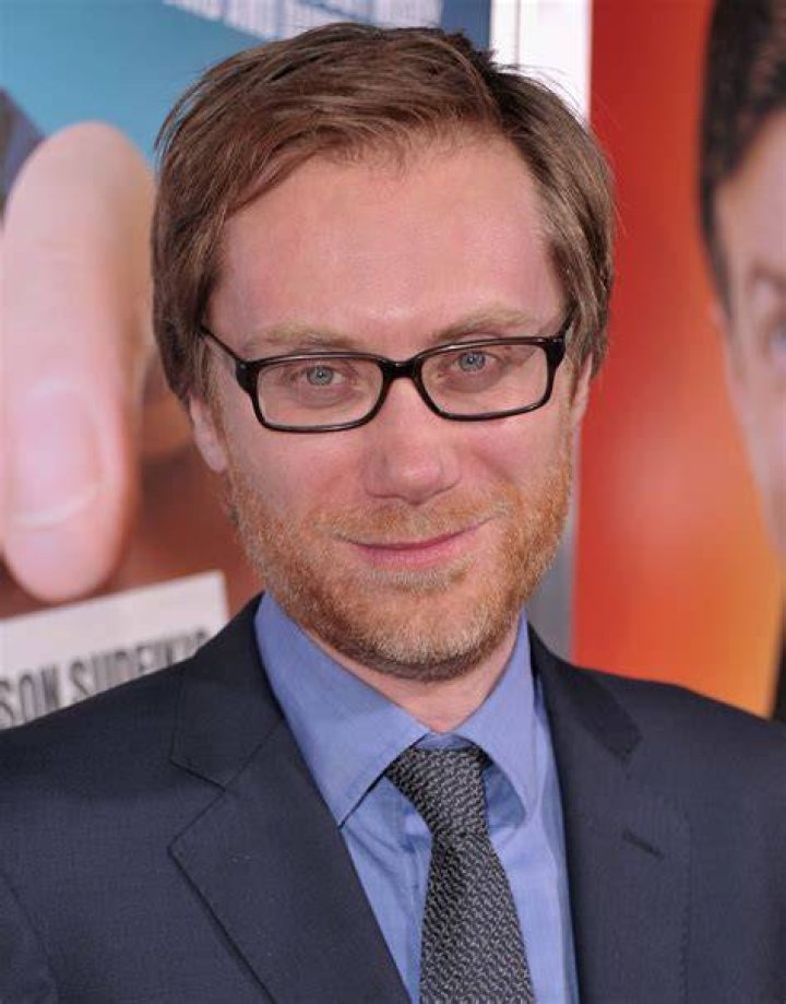 Stephen Merchant's 6ft 7in frame towers over his 5ft 6in girlfriend