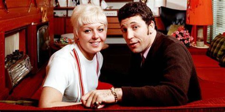 Tom Jones Blamed Himself for Wife’s Passing — He Says She Was